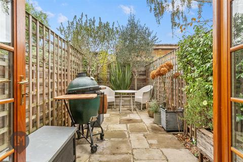 2 bedroom flat for sale, Balvernie Grove, London