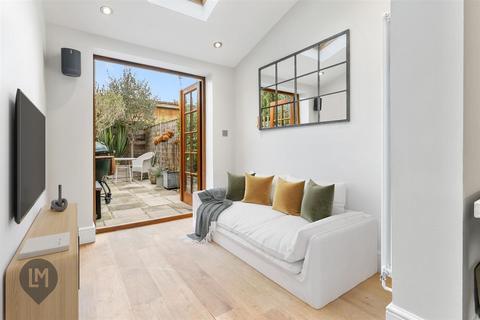 2 bedroom flat for sale, Balvernie Grove, London