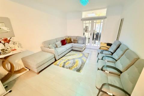 4 bedroom terraced house for sale, Burnham Road, London