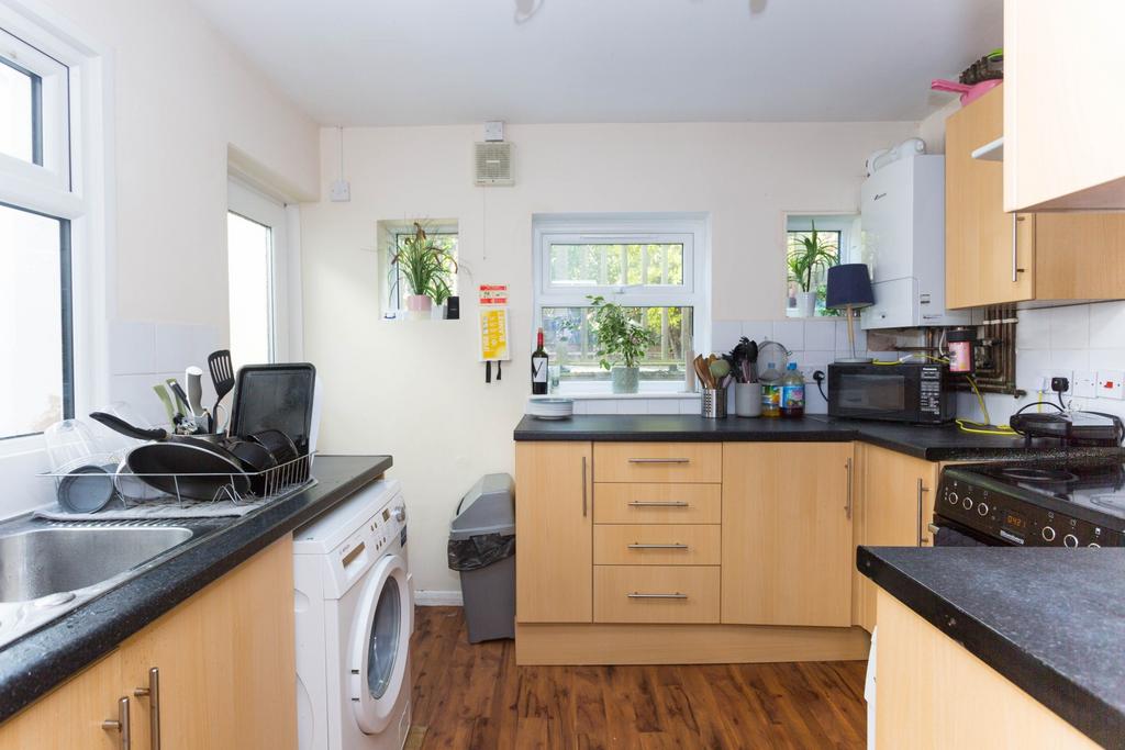 Bright and functional kitchen with ample cabine...