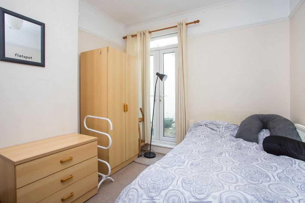 A bright and well-maintained double bedroom fea...