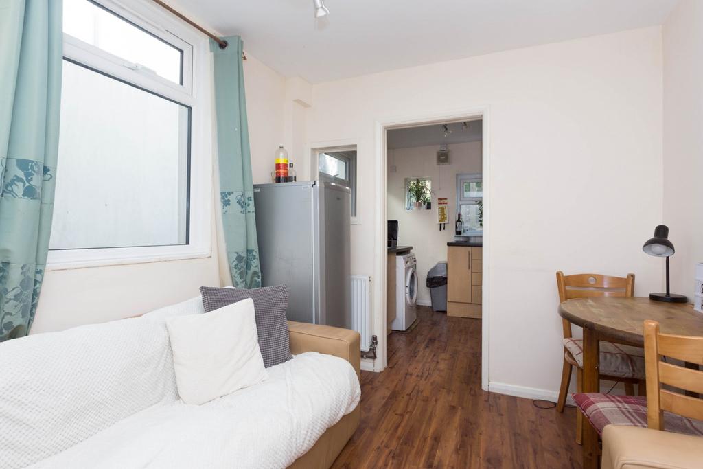 Bright, tidy living area with a comfortable whi...