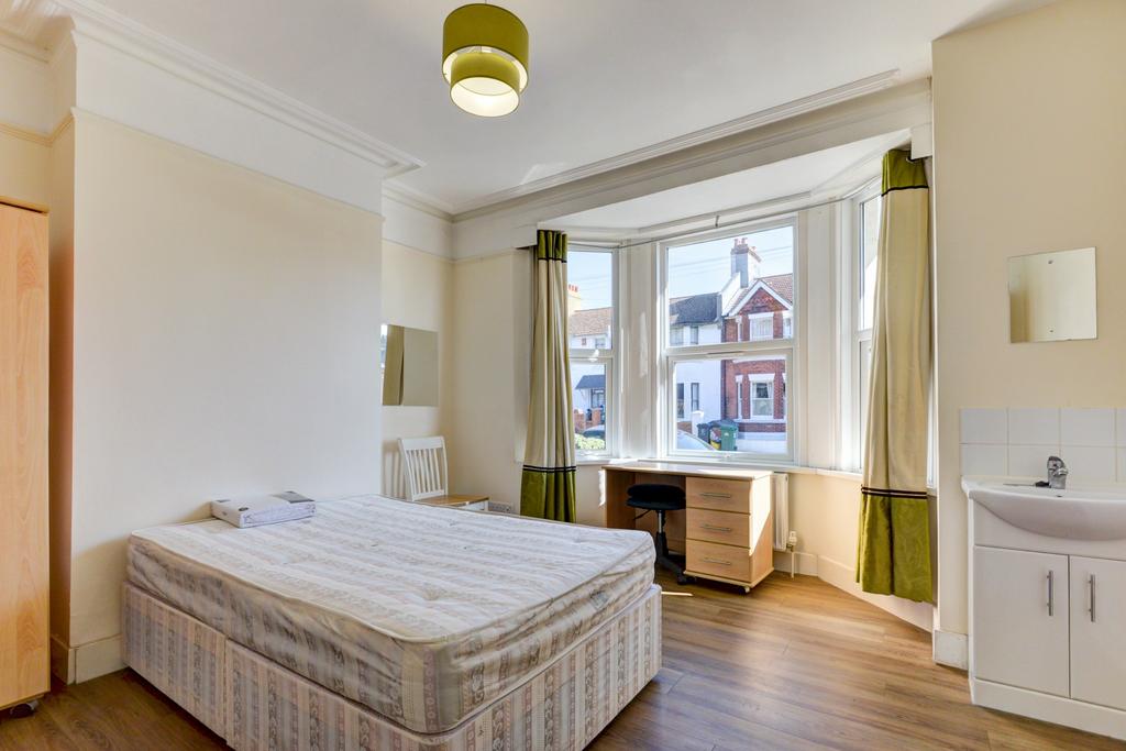 Bright, well-presented double bedroom with a la...