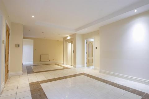 undefined, The Avenue, Hale