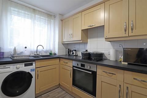 2 bedroom flat for sale, Tilers Close, Merstham