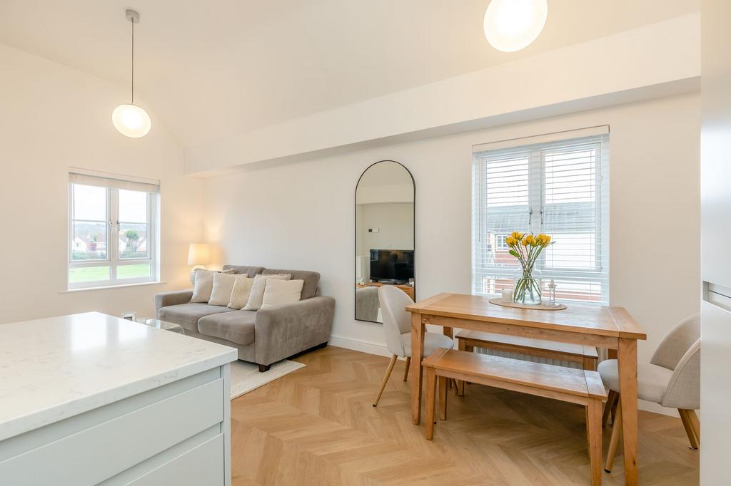 Kitchen/dining/living room