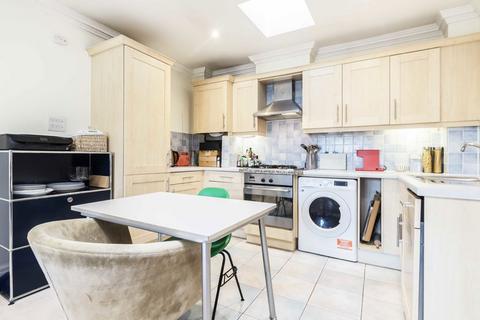 2 bedroom flat to rent, Knights Place, Twickenham TW2