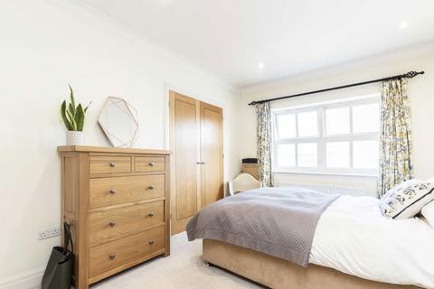 2 bedroom flat to rent, Knights Place, Twickenham TW2