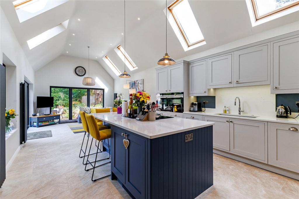 Kitchen/B'fast Room