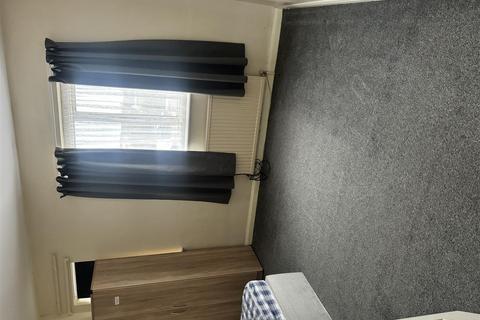 2 bedroom flat to rent, Brunswick court, London