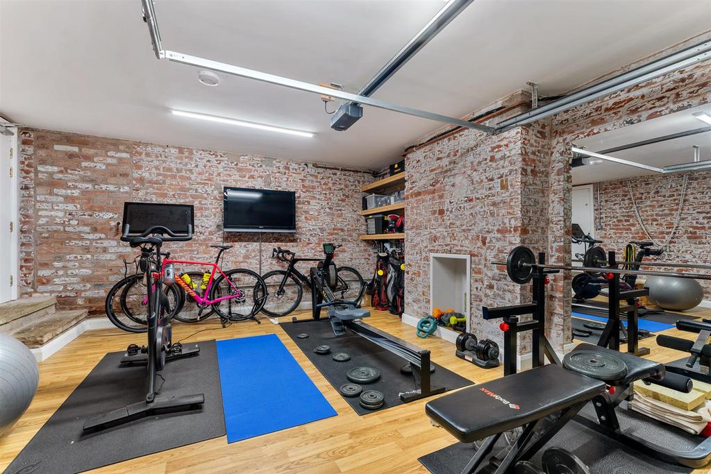 Garage/Gym