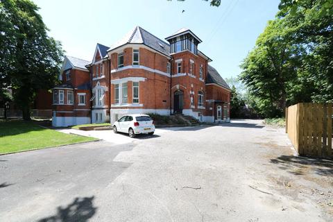 2 bedroom flat to rent, Manchester M19