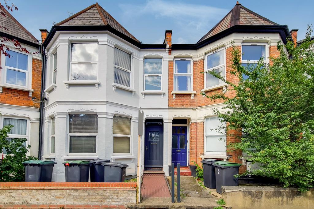 2 bedroom Ground Floor Flat with garden for sale