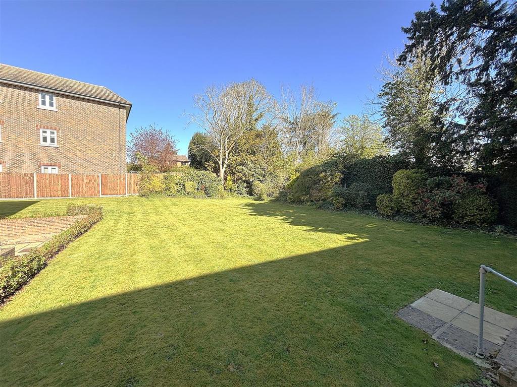 COMMUNAL GARDENS &amp; PARKING
