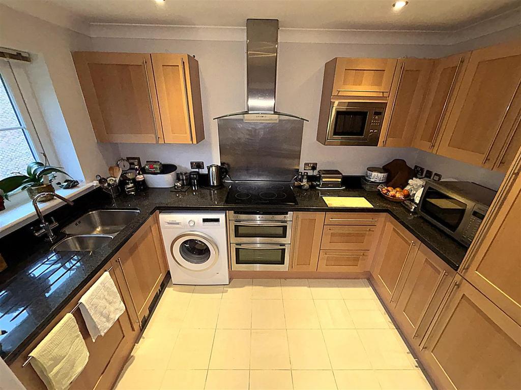 Fully fitted kitchen