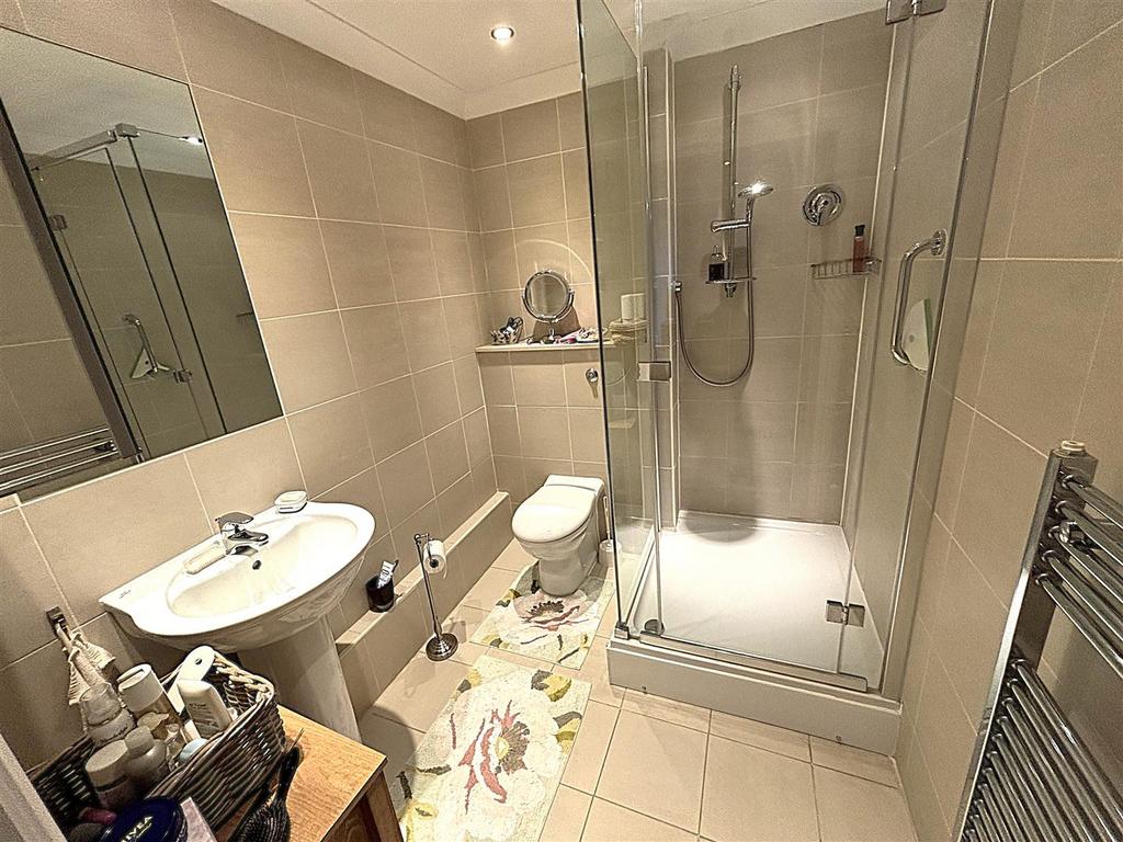 En suite shower