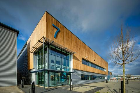 Distribution warehouse to rent, Headley Rd E Reading RG5 4SN