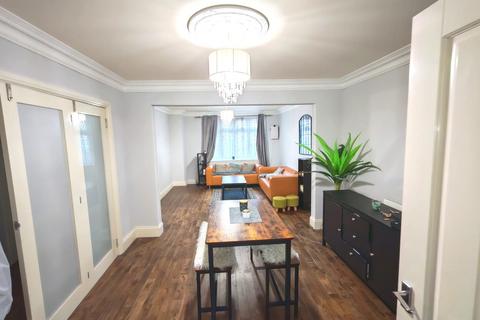 4 bedroom terraced house to rent, Burnham Gardens, Hounslow TW4