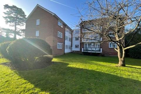 3 bedroom flat to rent, Newly decorated spacious 3 bedroom ground floor apartment - Stonegrove Edgware HA8