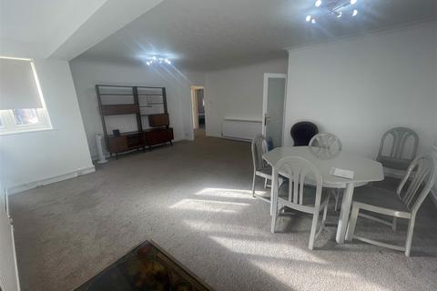 3 bedroom flat to rent, Newly decorated spacious 3 bedroom ground floor apartment - Stonegrove Edgware HA8