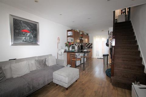 1 bedroom semi-detached house to rent, Meopham Road, Mitcham
