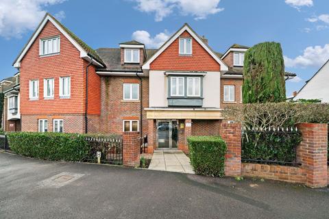 3 bedroom flat to rent, Portsmouth Road, Fieldgate Court, KT11