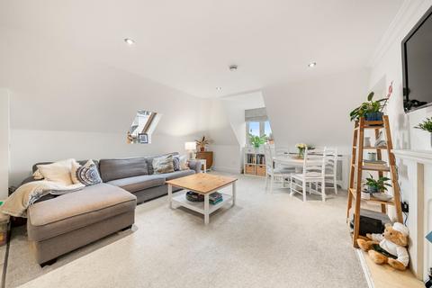 3 bedroom flat to rent, Portsmouth Road, Fieldgate Court, KT11