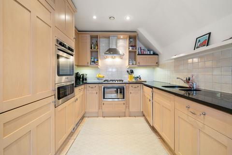 3 bedroom flat to rent, Portsmouth Road, Fieldgate Court, KT11