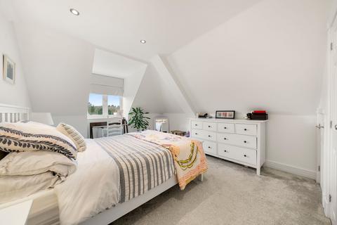 3 bedroom flat to rent, Portsmouth Road, Fieldgate Court, KT11