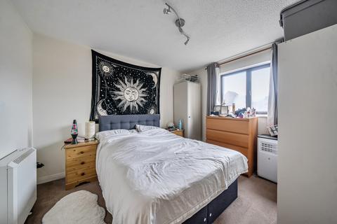 2 bedroom flat for sale, Hamilton Close, London, SE16