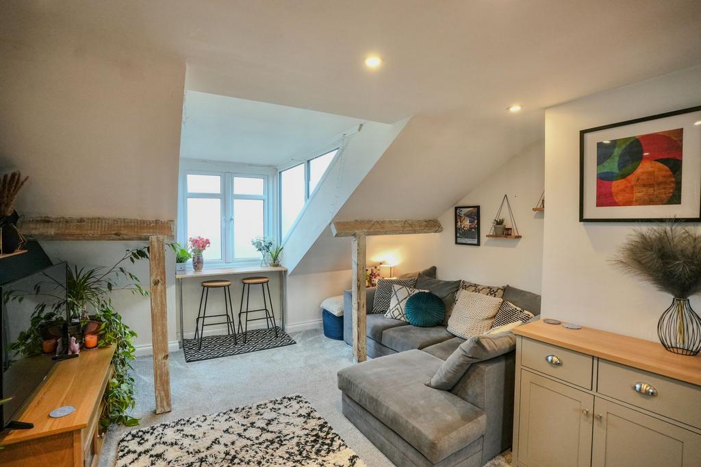 Lounge/Dining Area
