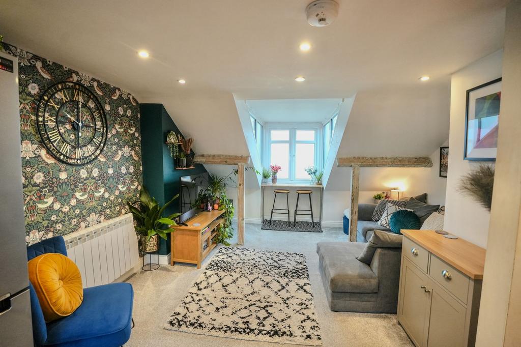 Lounge/Dining Area
