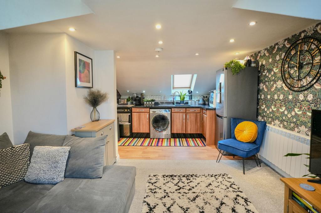 Lounge/Dining Area