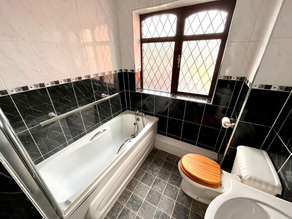 BATHROOM.jpeg