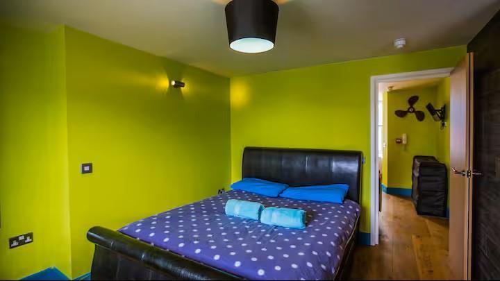 Bedroom one bed 2.jpg