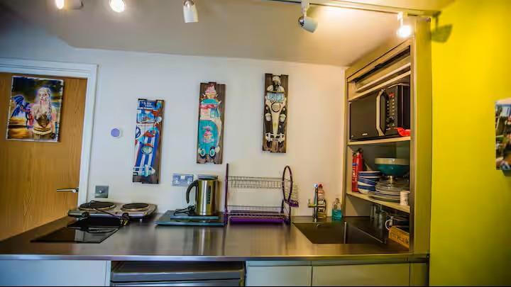 Kitchen in one bed.jpg