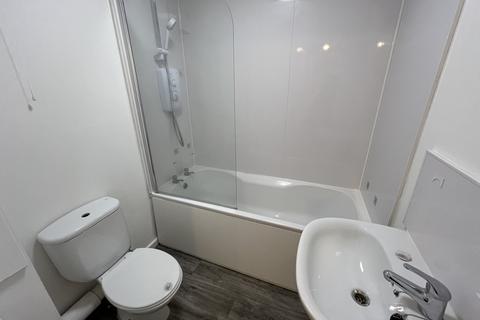 4 bedroom flat to rent, 41 St Peters Road, Bournemouth,