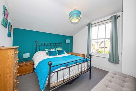 4 bedroom terraced house to rent, Franconia Road, London SW4