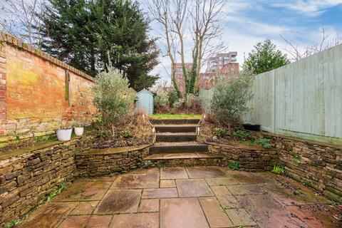 2 bedroom apartment to rent, Disraeli Road, London, SW15