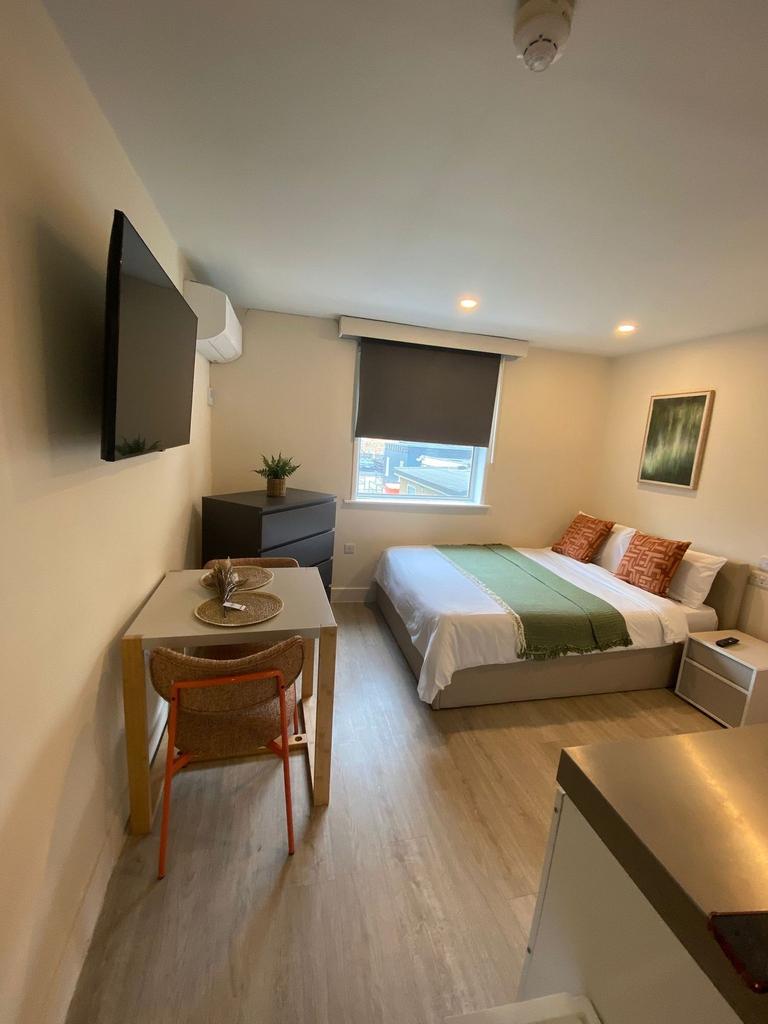 Bright, modern double room with a comfortable b...
