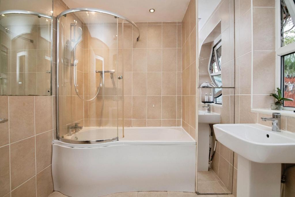 EN SUITE TO BEDROOM 1.jpg