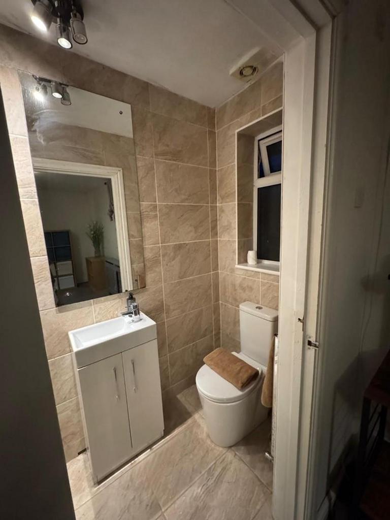 EN SUITE TO BED 4.jpg