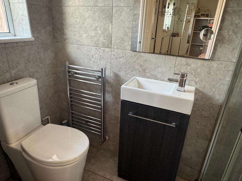 EN SUITE TO BED 3.jpg