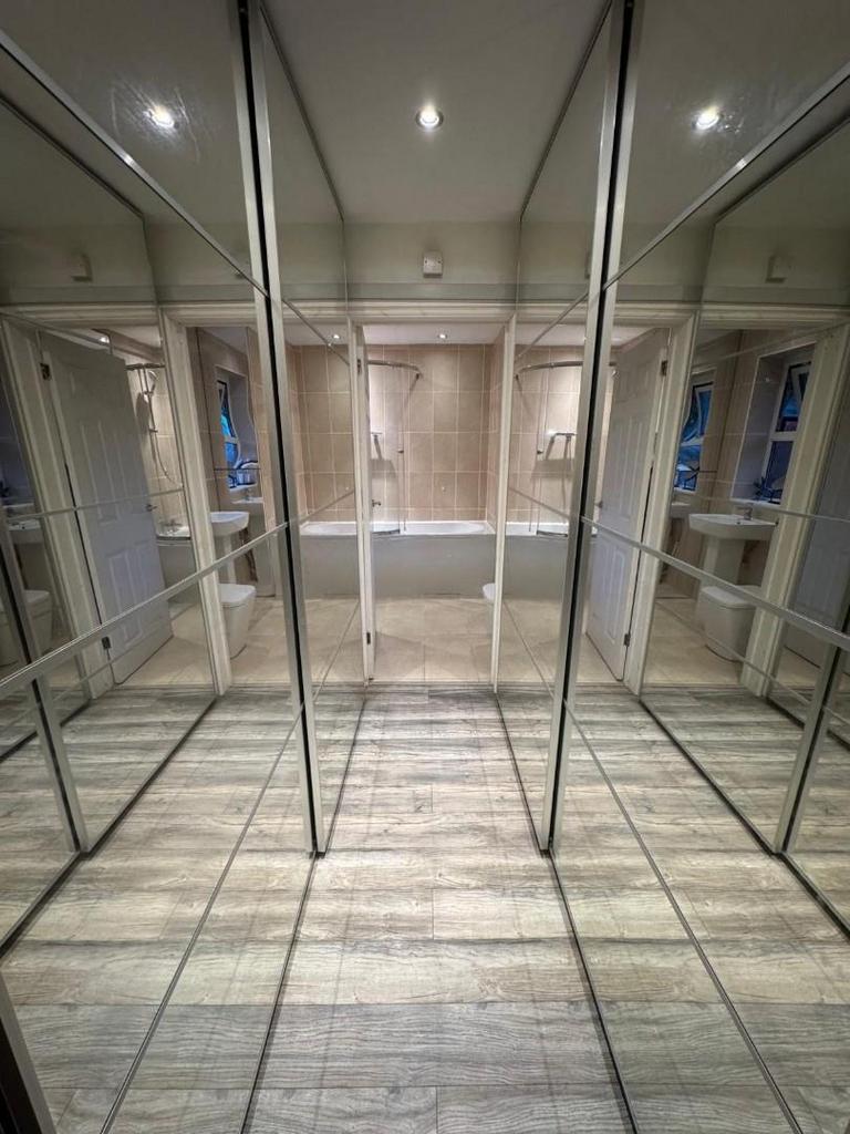 EN SUITE TO BED 1.jpg