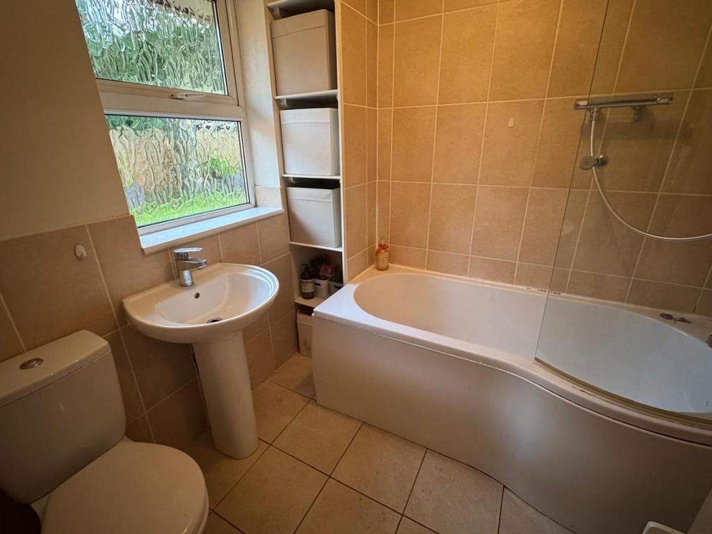 EN SUITE TO BED 2.jpg