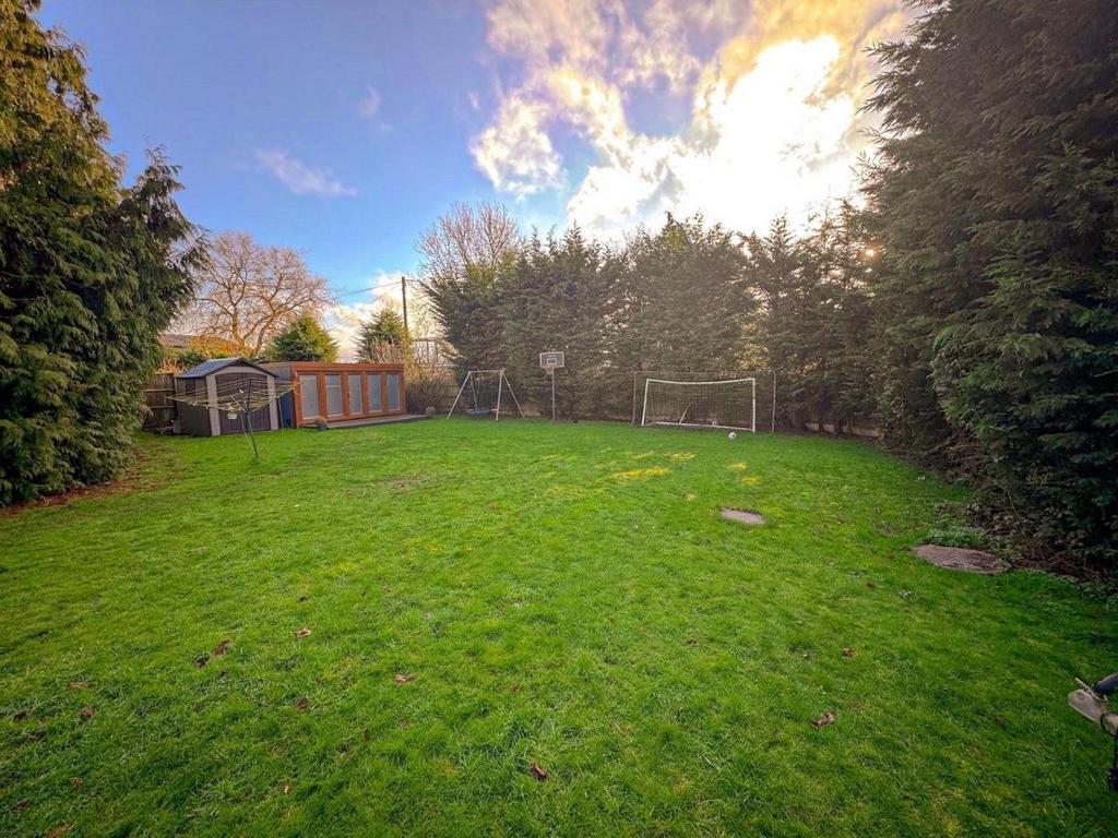 REAR GARDEN 2.jpg