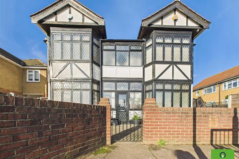 4 bedroom detached house to rent, Eastern Avenue East, Romford RM1