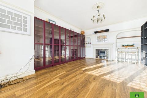 4 bedroom detached house to rent, Eastern Avenue East, Romford RM1