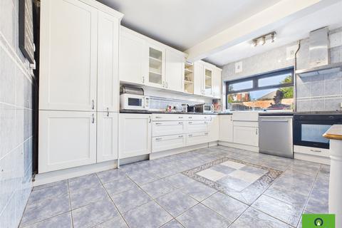 4 bedroom detached house to rent, Eastern Avenue East, Romford RM1