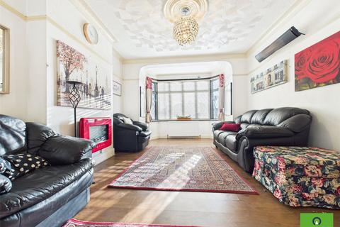 4 bedroom detached house to rent, Eastern Avenue East, Romford RM1